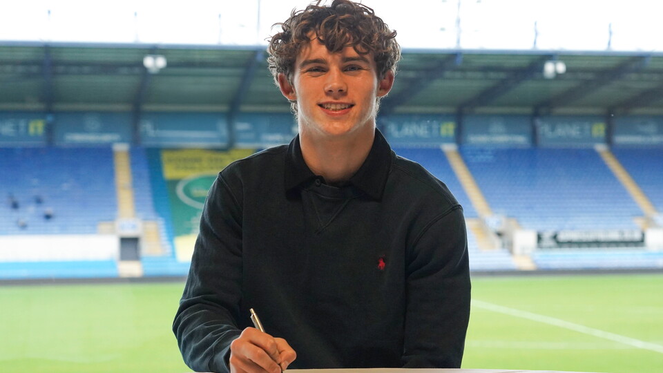 Louis Griffiths Signing Contract