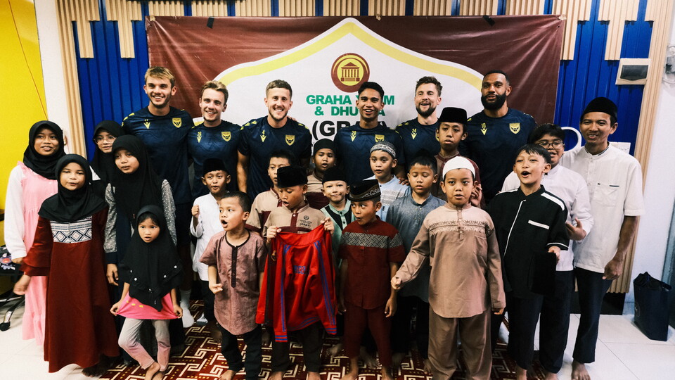 Oxford players visit orphanage